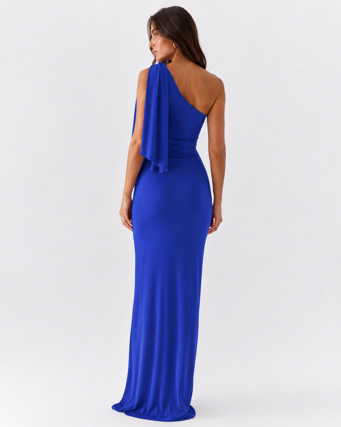 Vestido largo azul klein de satén, de espalda, con el drapeado
