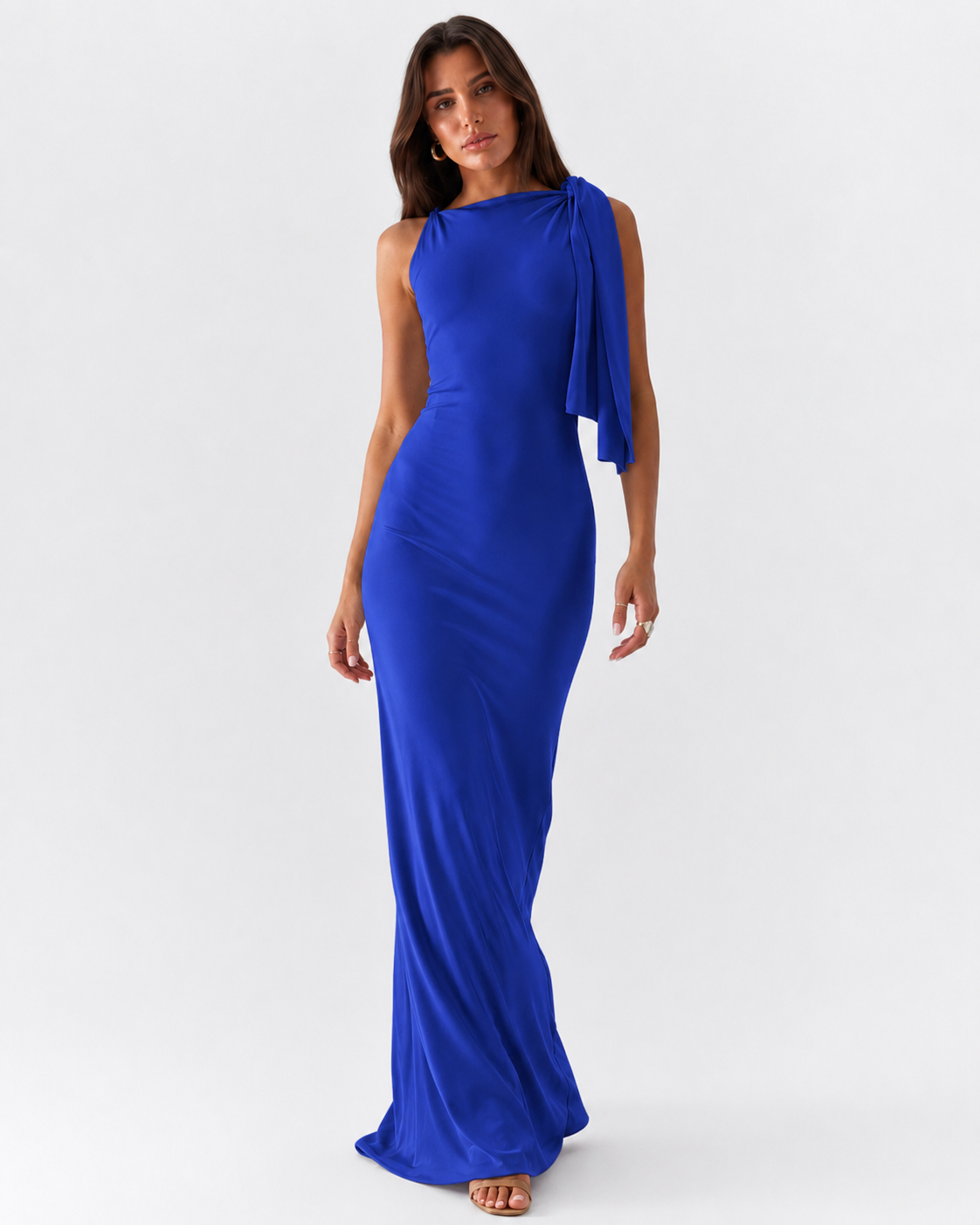 Vestido largo azul klein de satén, en movimiento