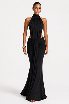 Vestido largo negro de cuello halter, de frente