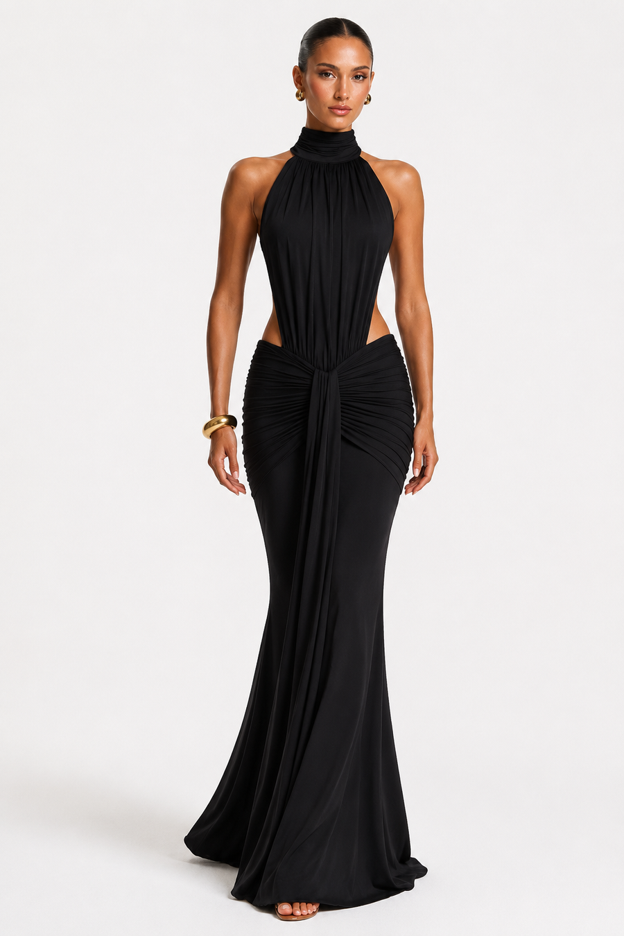 Vestido largo negro de cuello halter, de frente