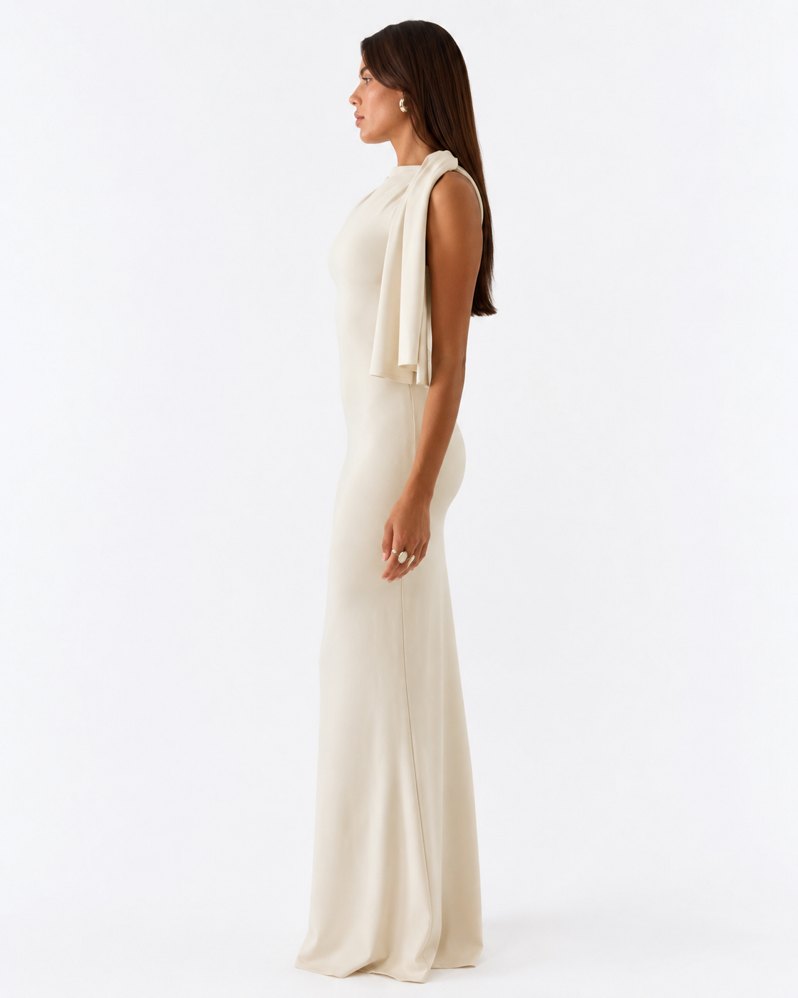 Vestido largo marfil de satén, de perfil