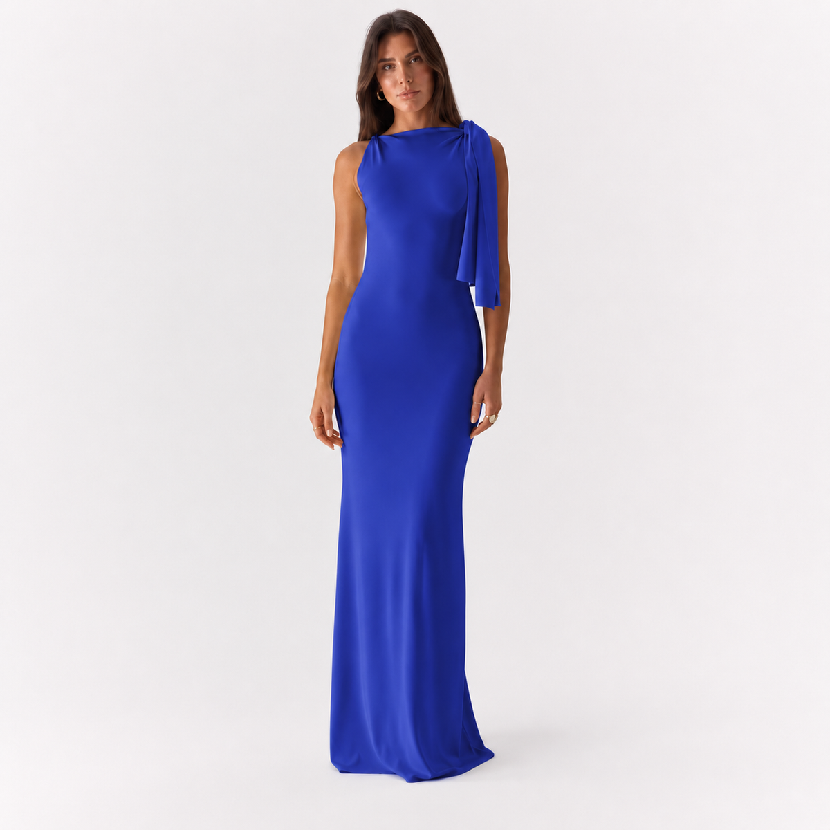 Vestido largo azul klein de satén, de frente