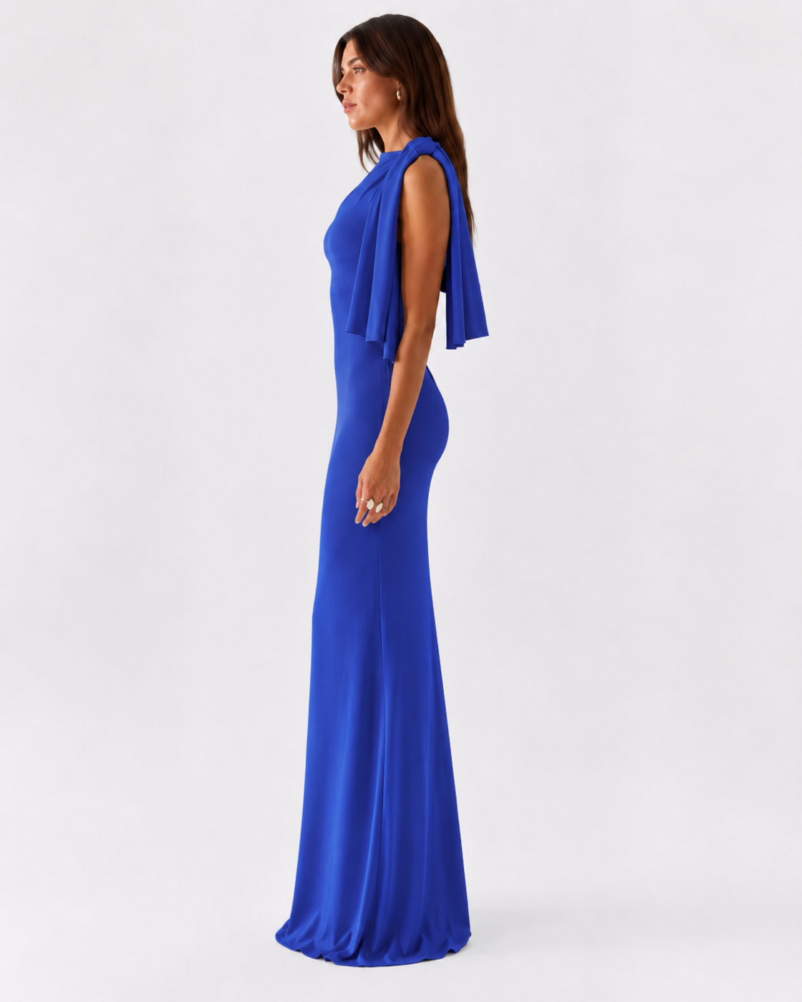 Vestido largo azul klein de satén, de perfil