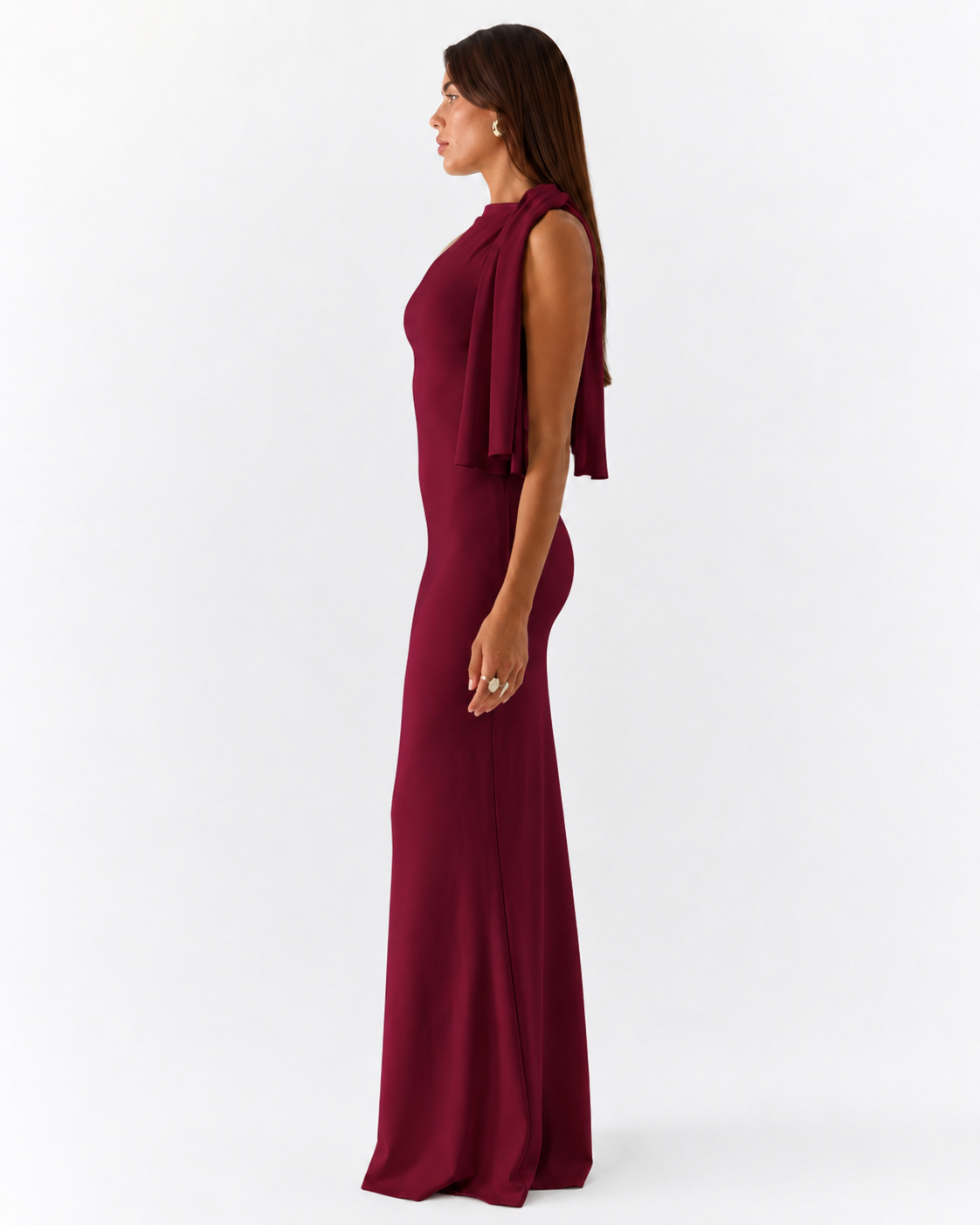 Vestido largo burdeos de satén, de perfil