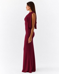 Vestido largo burdeos de satén, de perfil