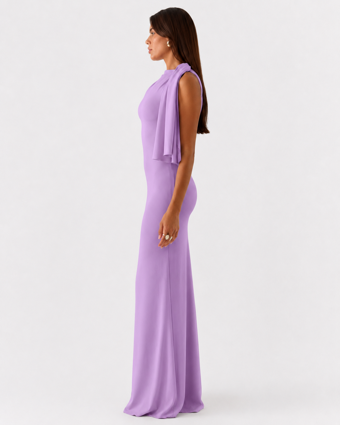 Vestido largo lavanda de satén, de perfil