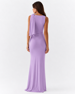 Vestido largo lavanda de satén, de espalda, con el drapeado