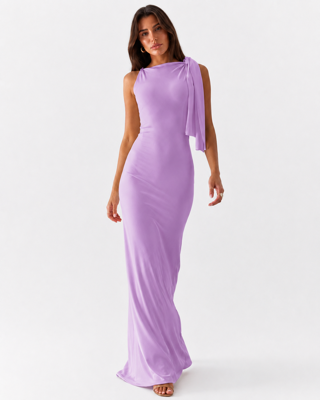 Vestido largo lavanda de satén, en movimiento