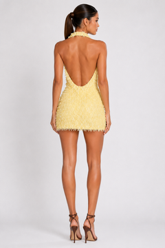 Vestido corto amarillo de flecos, de espalda descubierta