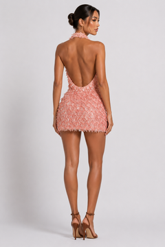 Vestido corto rosa de flecos, de espalda descubierta