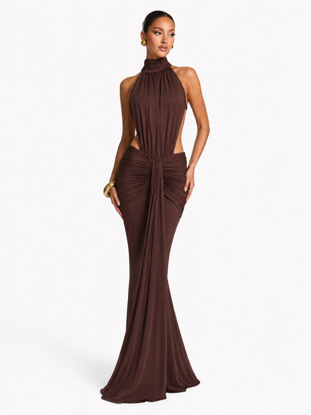 Vestido largo chocolate de cuello halter, de frente