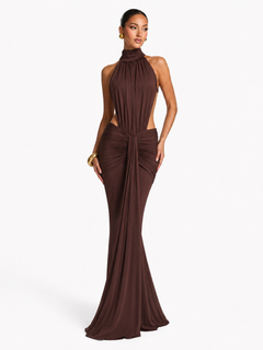 Vestido largo chocolate de cuello halter, de frente