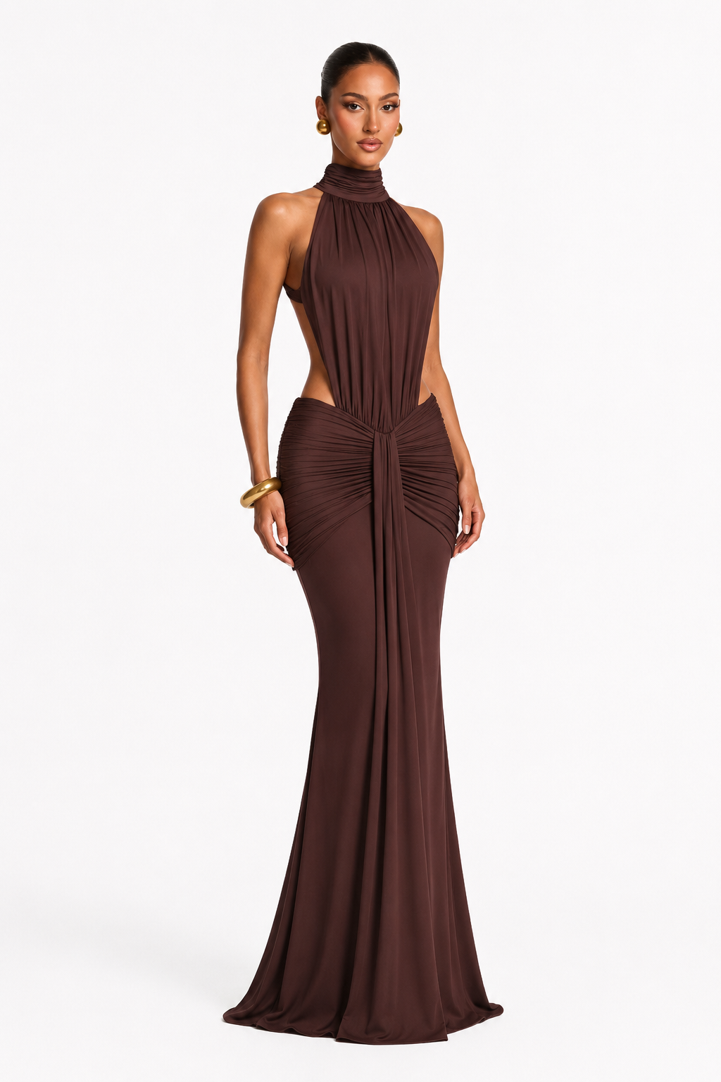 Vestido largo chocolate de cuello halter, aberturas en la cintura