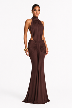 Vestido largo chocolate de cuello halter, aberturas en la cintura