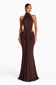 Vestido largo chocolate de cuello halter, de medio perfil
