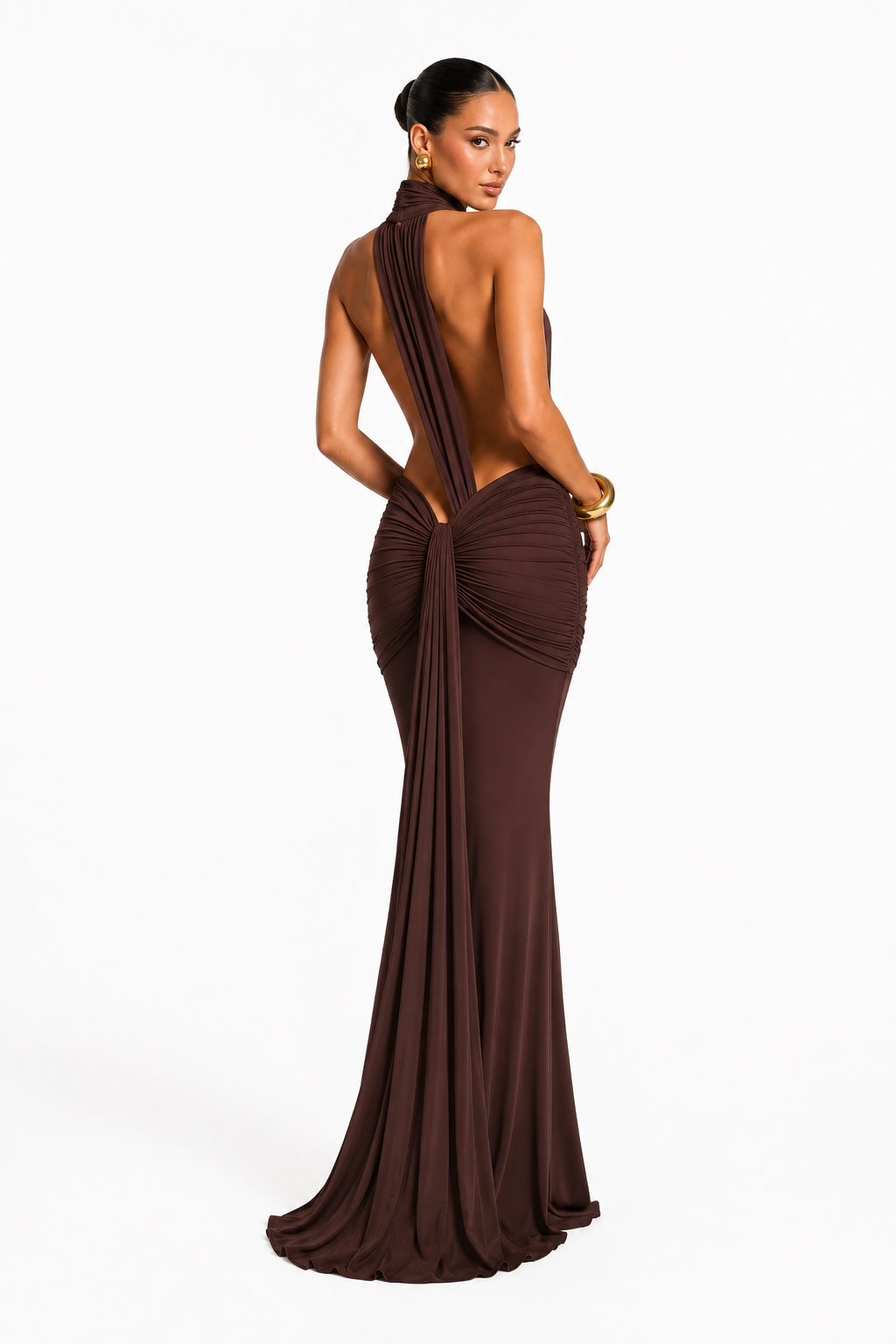 Vestido largo chocolate de cuello halter, espalda descubierta