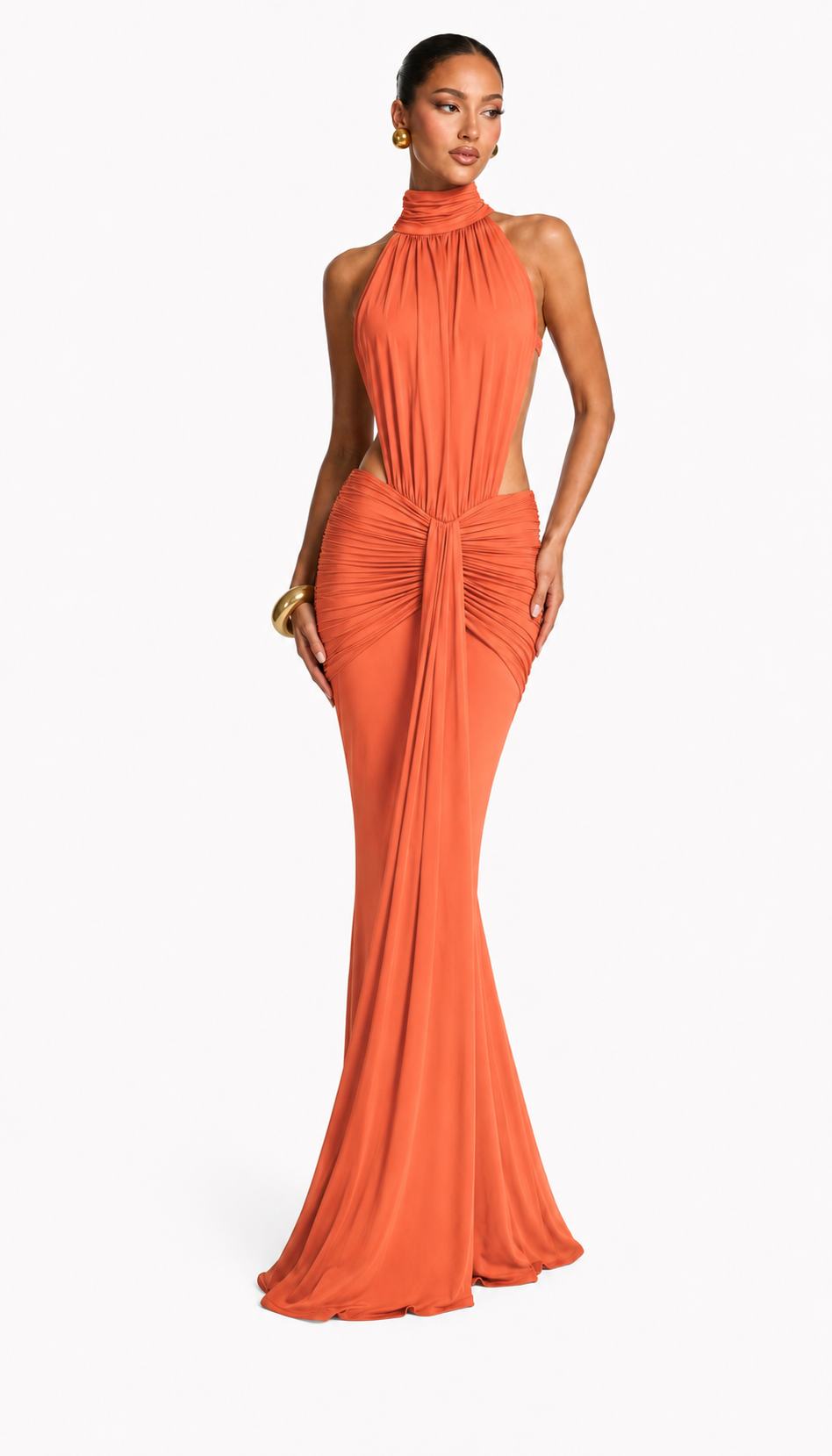 Vestido largo naranja de cuello halter, de frente