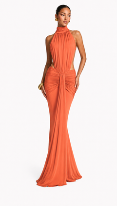 Vestido largo naranja de cuello halter, de frente