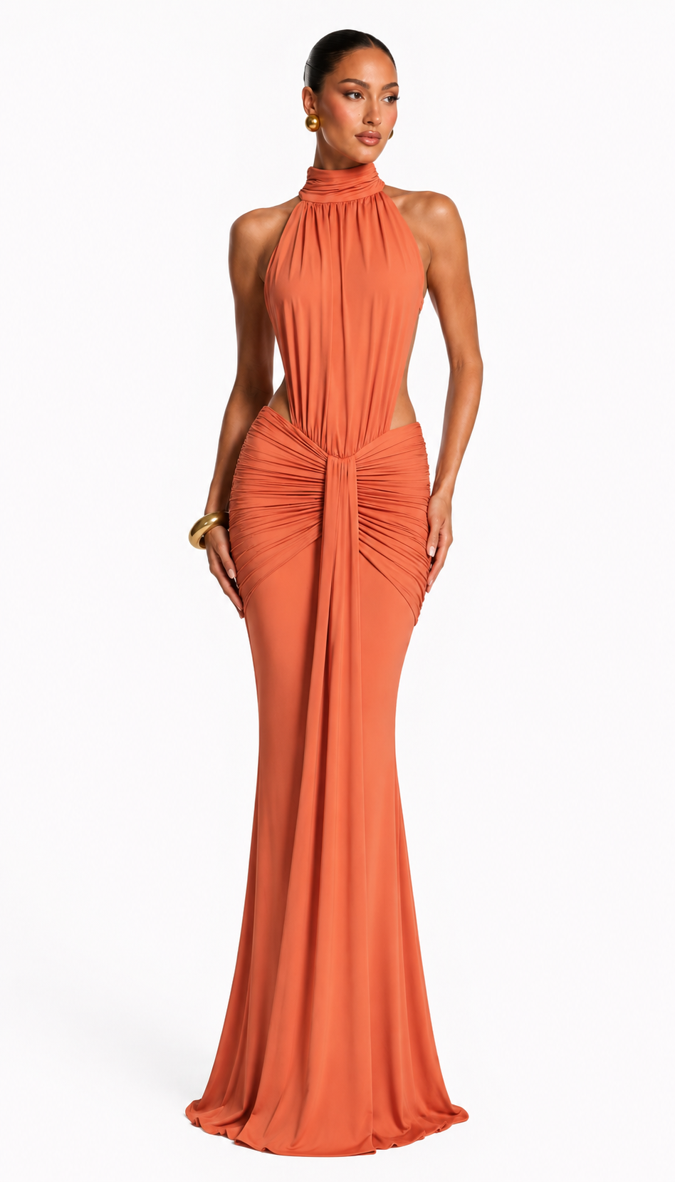 Vestido largo naranja de cuello halter, aberturas en la cintura