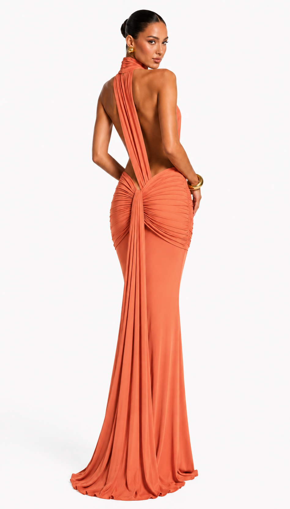 Vestido largo naranja de cuello halter, espalda descubierta