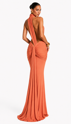 Vestido largo naranja de cuello halter, espalda descubierta