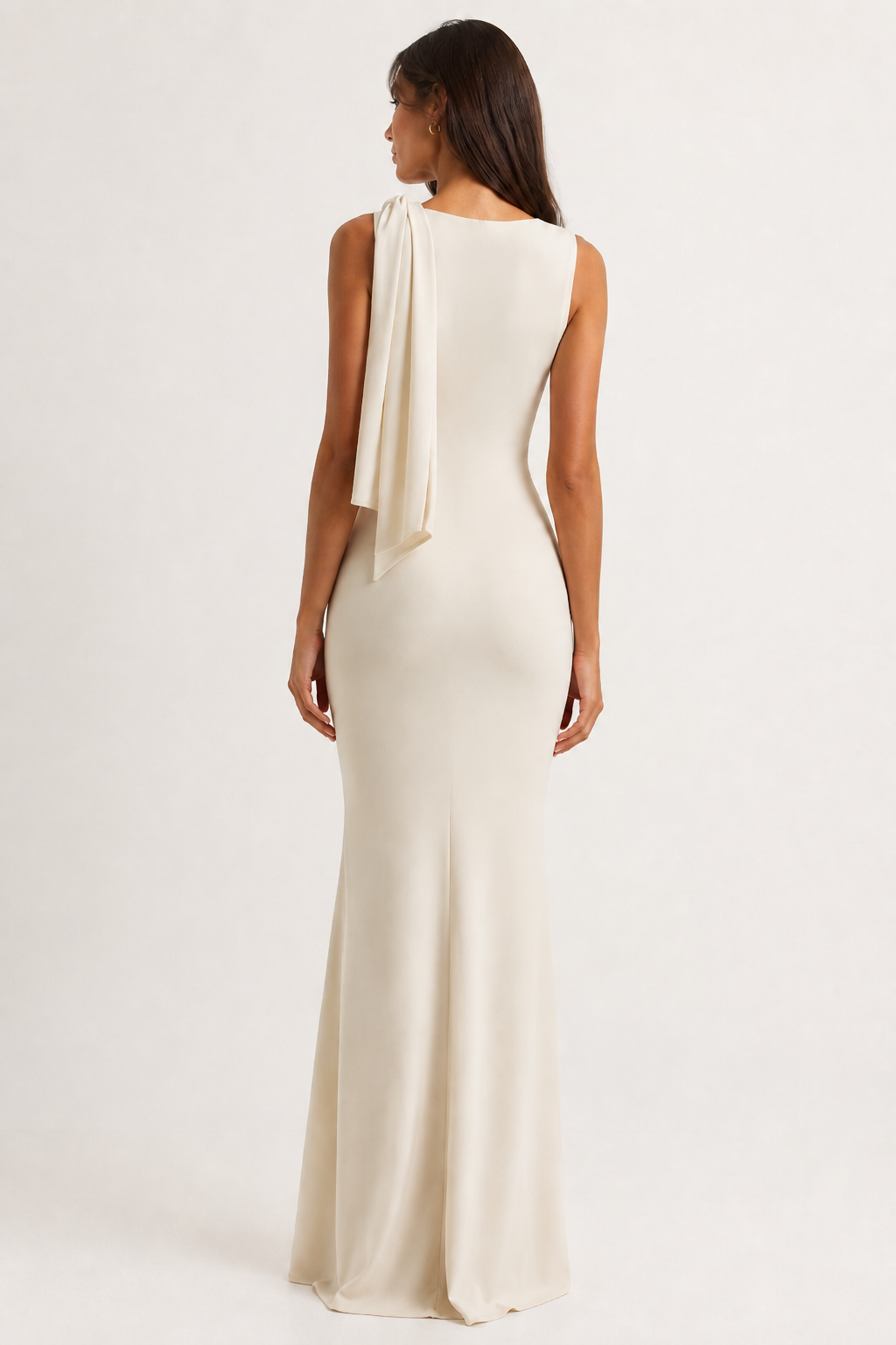 Vestido largo marfil de satén, de espalda, con el drapeado
